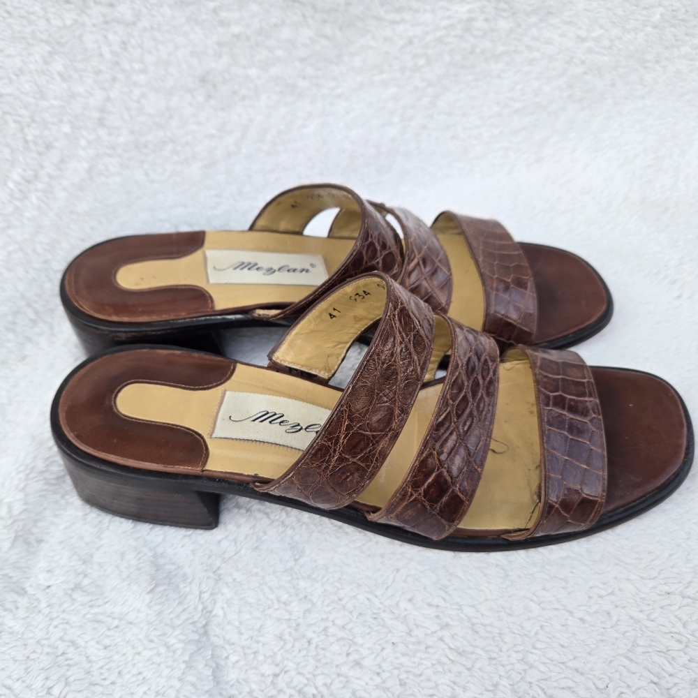 Mezlan Sz9.5 Narrow Brown Crocodile-Embossed Leather Triple-Strap Slide Sandals